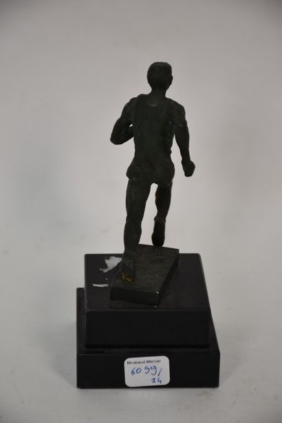 COURSE A PIEDS

Coureur de fond.

Sculpture...