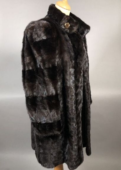 HENRI STERN, 8 av. Matignon, Paris

Manteau...