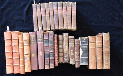 Un ensemble de livres reliés dont : 

- VOLTAIRE,...
