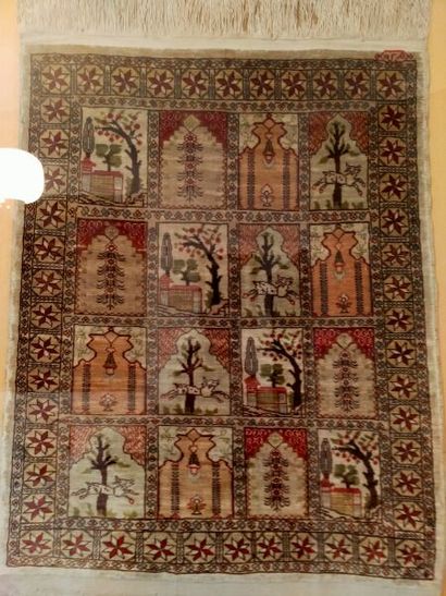 Petit tapis en soie à décor de jardins

60x48...