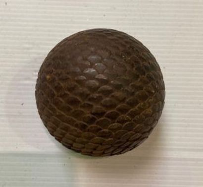 JEUX DE BOULE.

Deux boules en bois cloutées,...