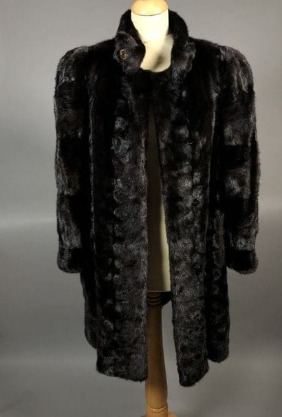 HENRI STERN, 8 av. Matignon, Paris

Manteau...
