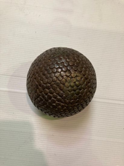 JEUX DE BOULE.

Paire de boules en bois cloutées...
