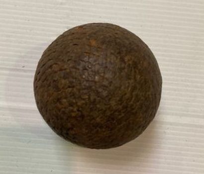 JEUX DE BOULE.

Paire de boules en bois cloutées...