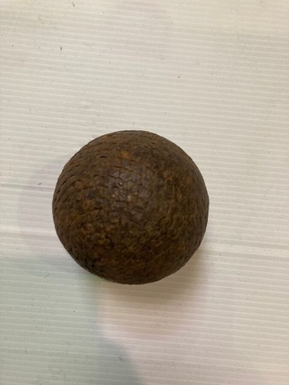 JEUX DE BOULE.

Paire de boules en bois cloutées...