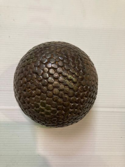 JEUX DE BOULE.

Paire de boules en bois cloutées...