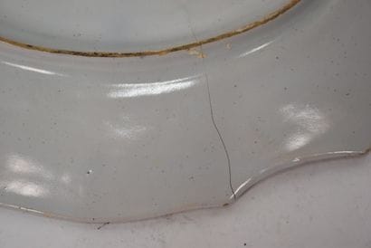JEUX DE BOULE.

Plateau ovale en faience...
