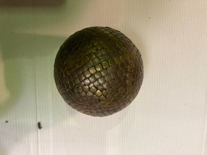 JEUX DE BOULE.

Deux boules en bois cloutées...