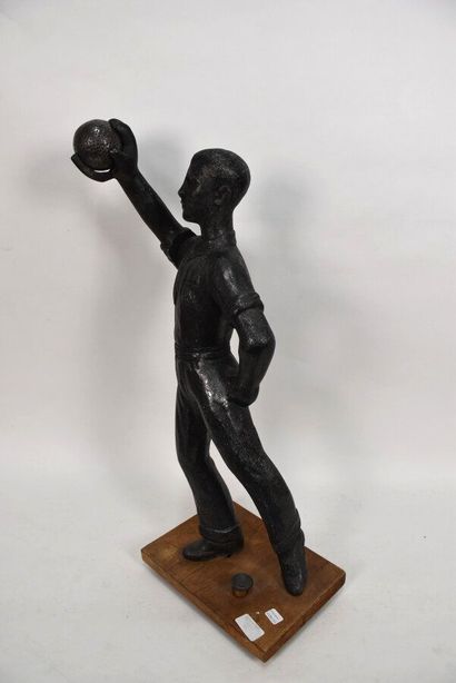 JEUX DE BOULE 

Joueur de boules anglaises.

Sculpture...