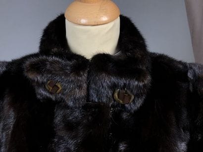 HENRI STERN, 8 av. Matignon, Paris

Manteau...