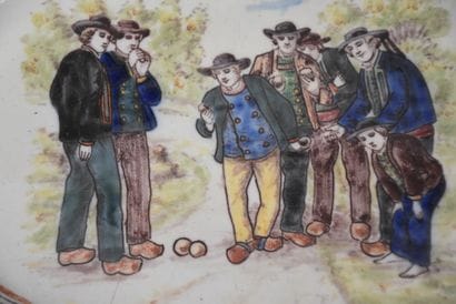 JEUX DE BOULE.

Plateau ovale en faience...