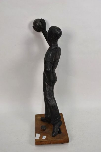 JEUX DE BOULE 

Joueur de boules anglaises.

Sculpture...