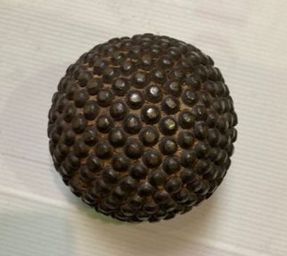 JEUX DE BOULE.

boule en bois cloutée à têtes...