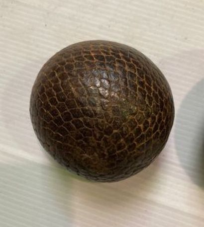 JEUX DE BOULE.

Deux boules en bois cloutées,...