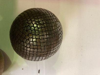 JEUX DE BOULE.

Deux boules en bois cloutées...