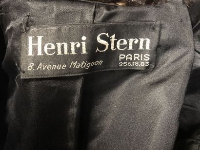 HENRI STERN, 8 av. Matignon, Paris

Manteau...