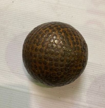 JEUX DE BOULE.

Deux boules en bois cloutées...