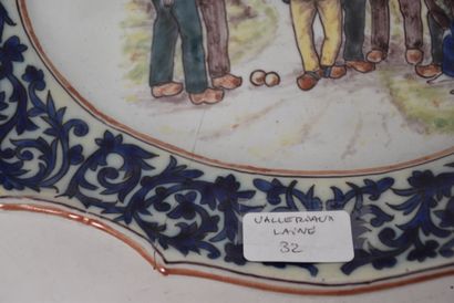 JEUX DE BOULE.

Plateau ovale en faience...