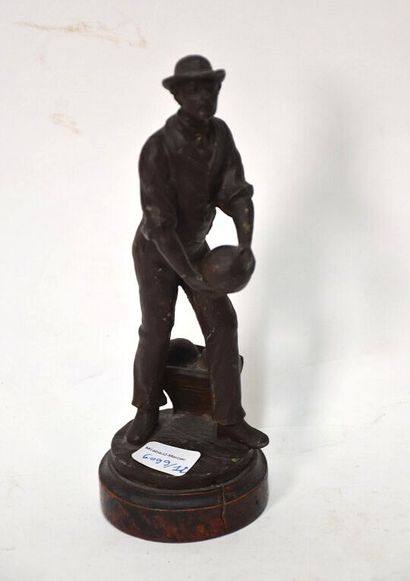 JEUX DE BOULE

Joueur de quilles.

Sculpture...