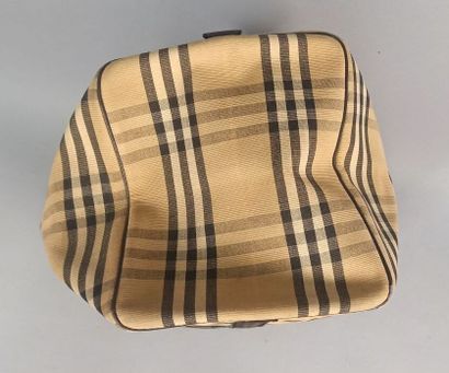 BURBERRY

Sac de voyage en toile et cuir...