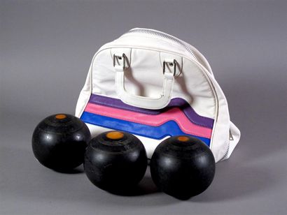 JEUX DE BALLE. 

Sac contenant trois boules...