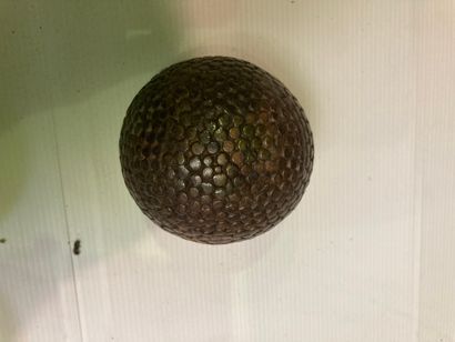 JEUX DE BOULE.

Paire de boules en bois clouté...