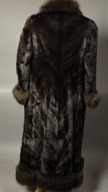 HENRI STERN, 8 av. Matignon, Paris

Manteau...