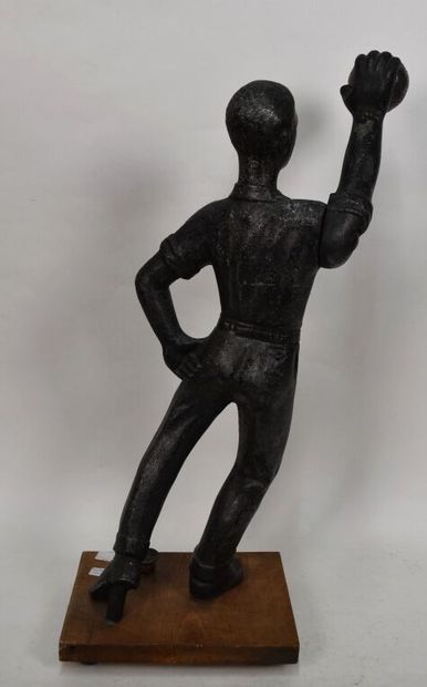 JEUX DE BOULE 

Joueur de boules anglaises.

Sculpture...