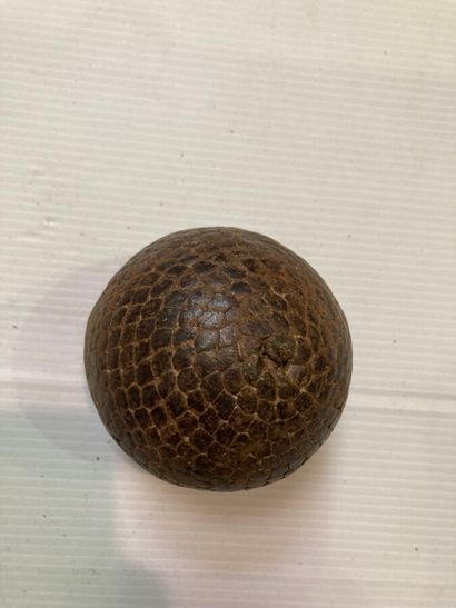 JEUX DE BOULE.

Paire de boules en bois cloutées...