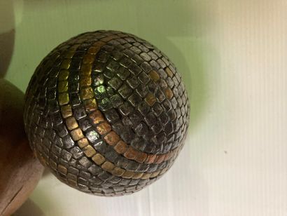 JEUX DE BOULE.

Deux boules en bois cloutées...