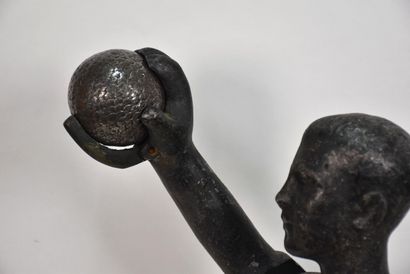 JEUX DE BOULE 

Joueur de boules anglaises.

Sculpture...