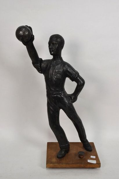 JEUX DE BOULE 

Joueur de boules anglaises.

Sculpture...