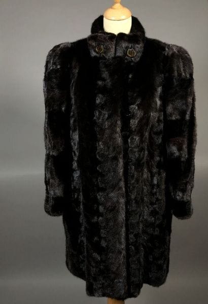 HENRI STERN, 8 av. Matignon, Paris

Manteau...