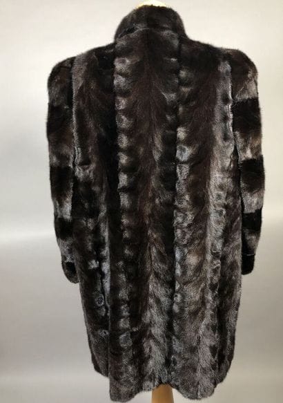 HENRI STERN, 8 av. Matignon, Paris

Manteau...