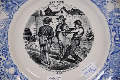 JEUX DE QUILLES.

Assiette à dessert en faience...