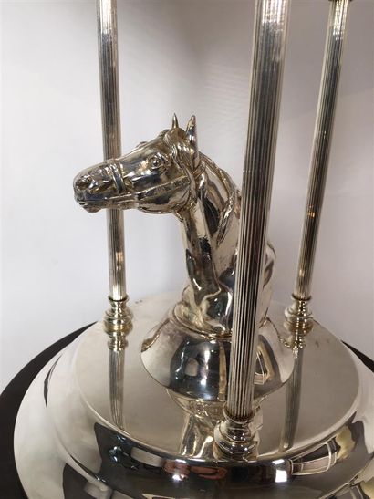 SPORTS ÉQUESTRES 

Coupe trophée en métal...