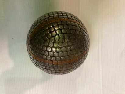 JEUX DE BOULE.

Deux boules en bois cloutées...