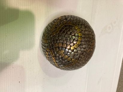 JEUX DE BOULE.

Deux boules en bois cloutées...