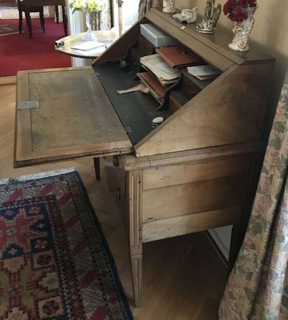 Scriban chest of drawers in fruitwood veneer
with...
