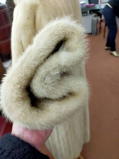 FEIG CREATIONS
Coat in white mink
Two pockets,...