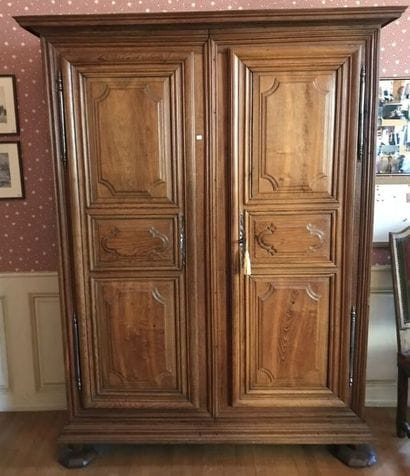 Two-piece cabinet in blond oak
Octagonal...