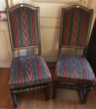 Pair of chairs in natural wood
Turned legs...