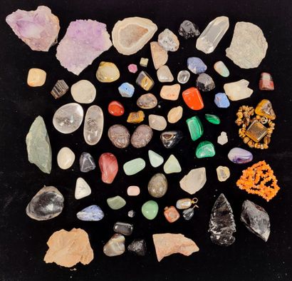 Lot of hard stones including amethysts, quartz,...