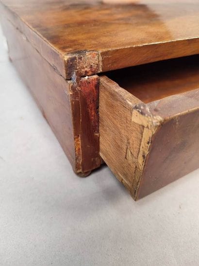 Mahogany table mirror with one drawer
Restoration...