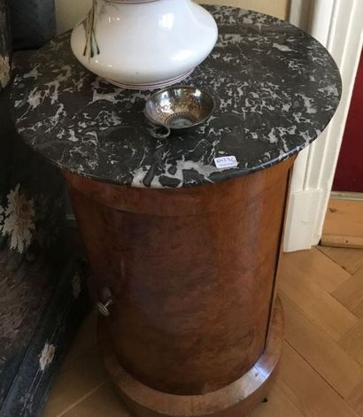 Pedestal table in burr walnut veneer
Grey...