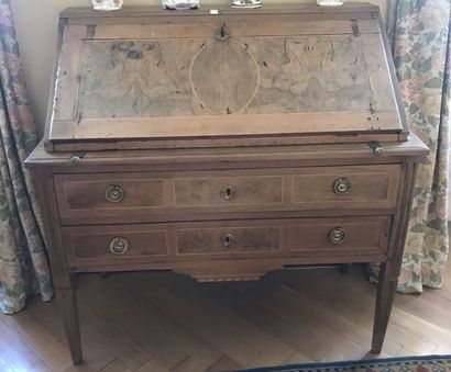 Scriban chest of drawers in fruitwood veneer
with...