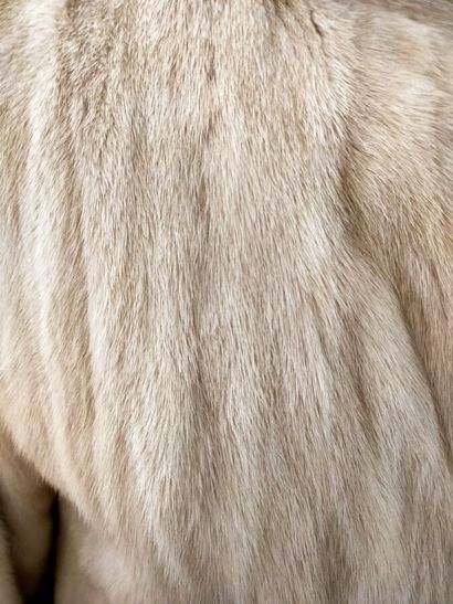 FEIG CREATIONS
Coat in white mink
Two pockets,...