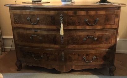 Chest of drawers in fruitwood veneer opening...