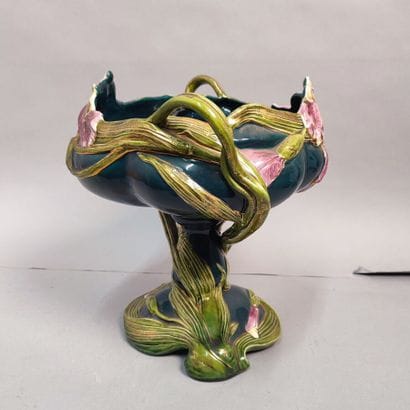 Art nouveau
Cup with floral decoration in...