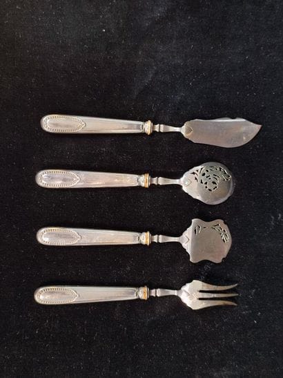 Lot of silver handles including:
- an hors...